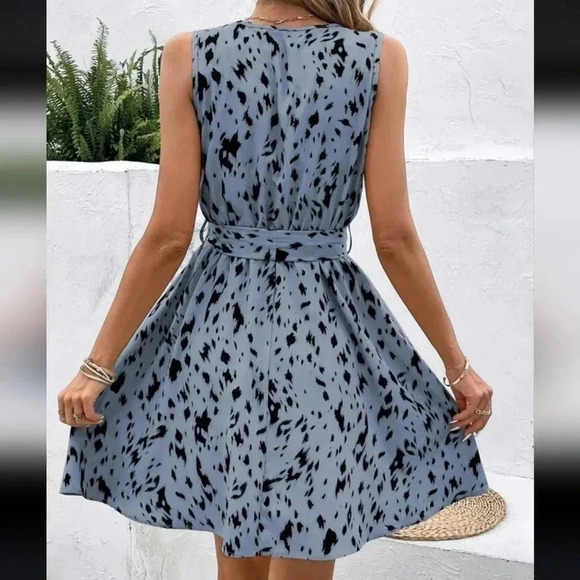 Women Sleeveless Casual Button Up Sundress With Notched V-Neck And Prints - Picture 3 of 5